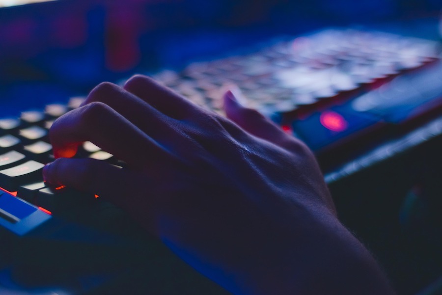 Eine Person spielt am Computer